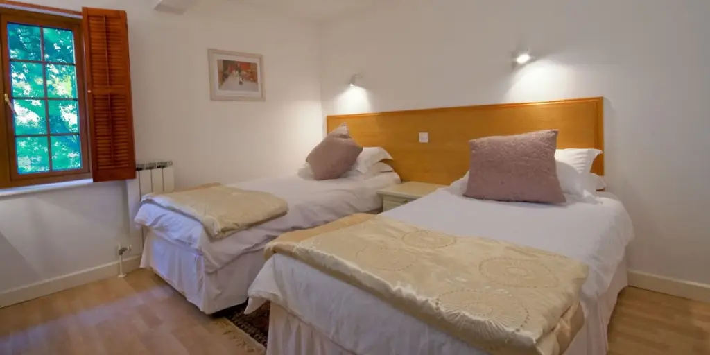 La Pointe Farm - Guernsey Self Catering - Portelet Apartment -Twin Room