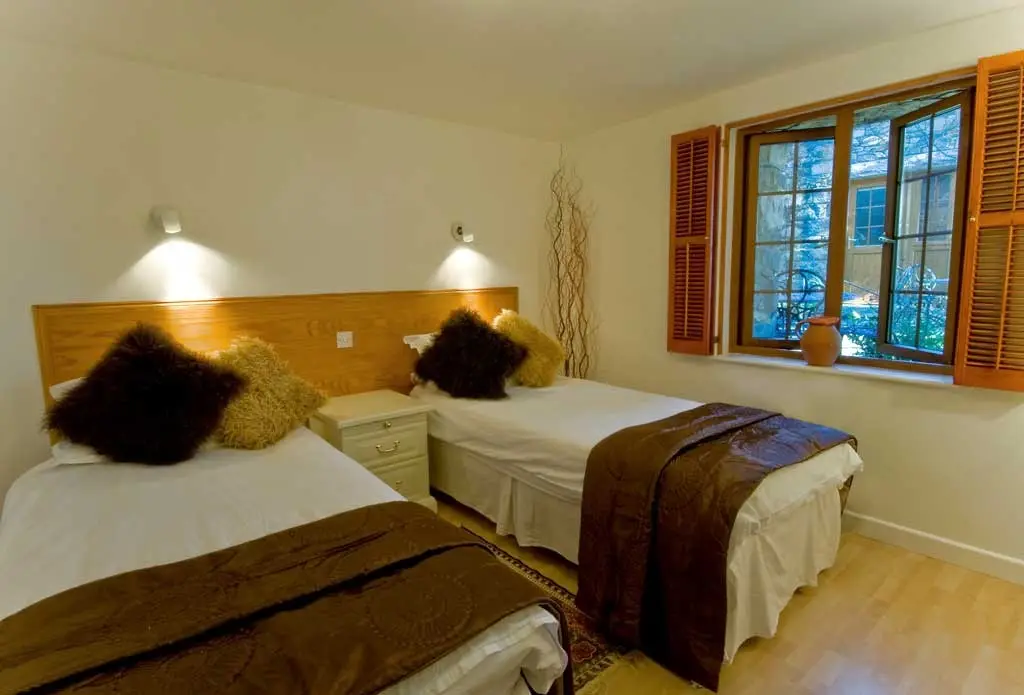 La Pointe Farm - Guernsey Self Catering - Rocquaine Apartment - Twin Room