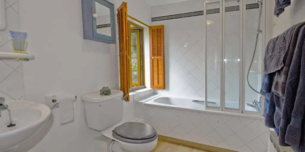 La Pointe Farm - Guernsey Self Catering - Leree Apartment - Bathroom