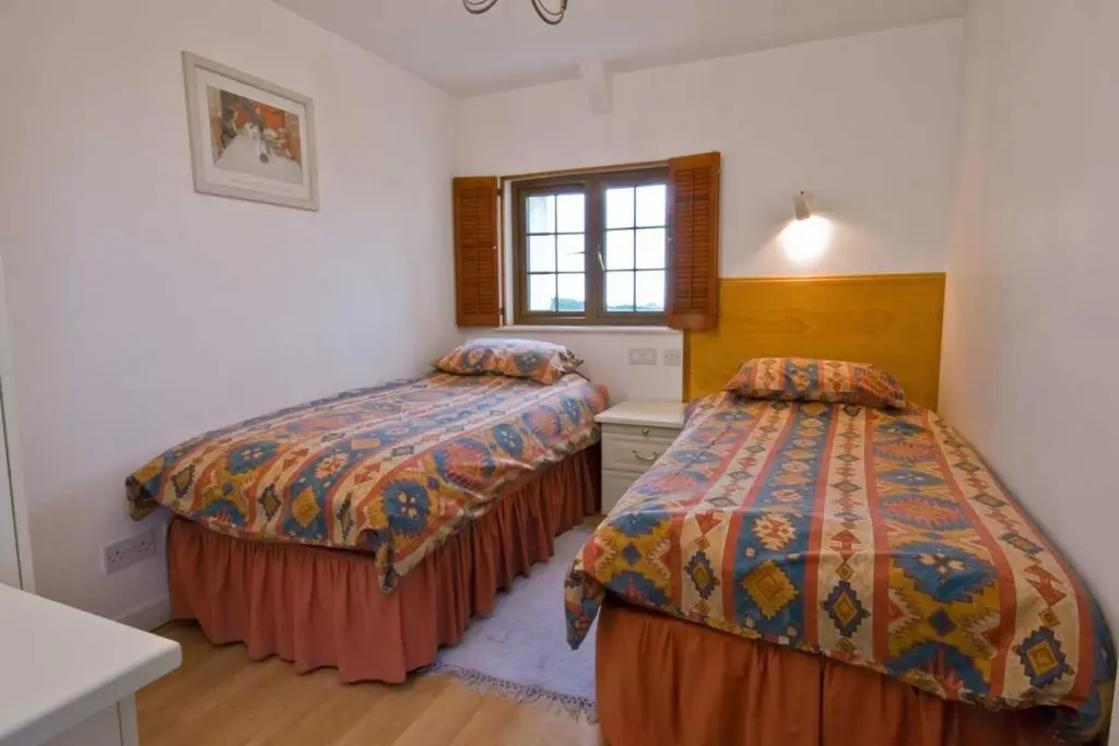 La Pointe Farm - Guernsey Self Catering - Leree Apartment - Twin Room