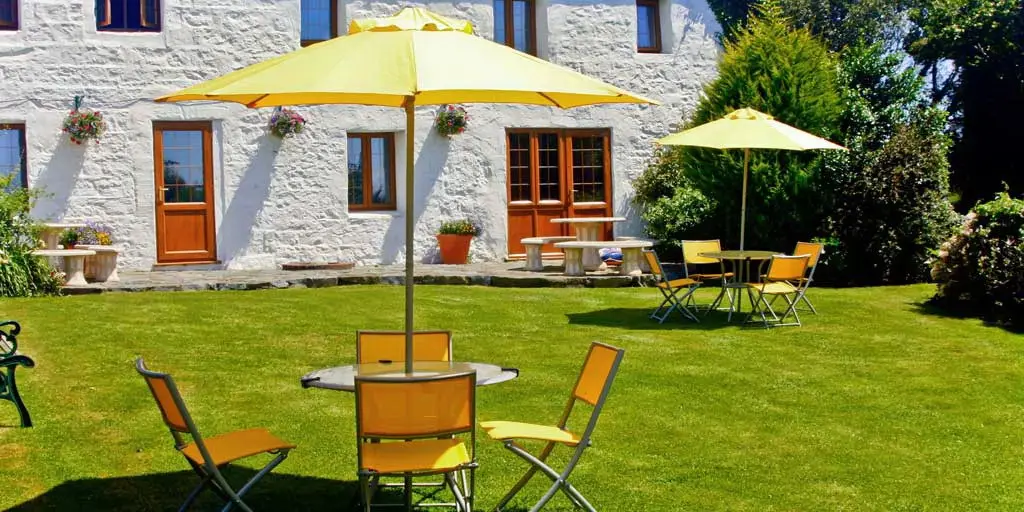 La Pointe Farm - Guernsey Self Catering - Rocquaine Apartment - Patio