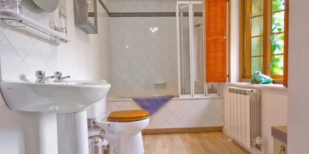La Pointe Farm - Guernsey Self Catering - Portelet Apartment Bathroom