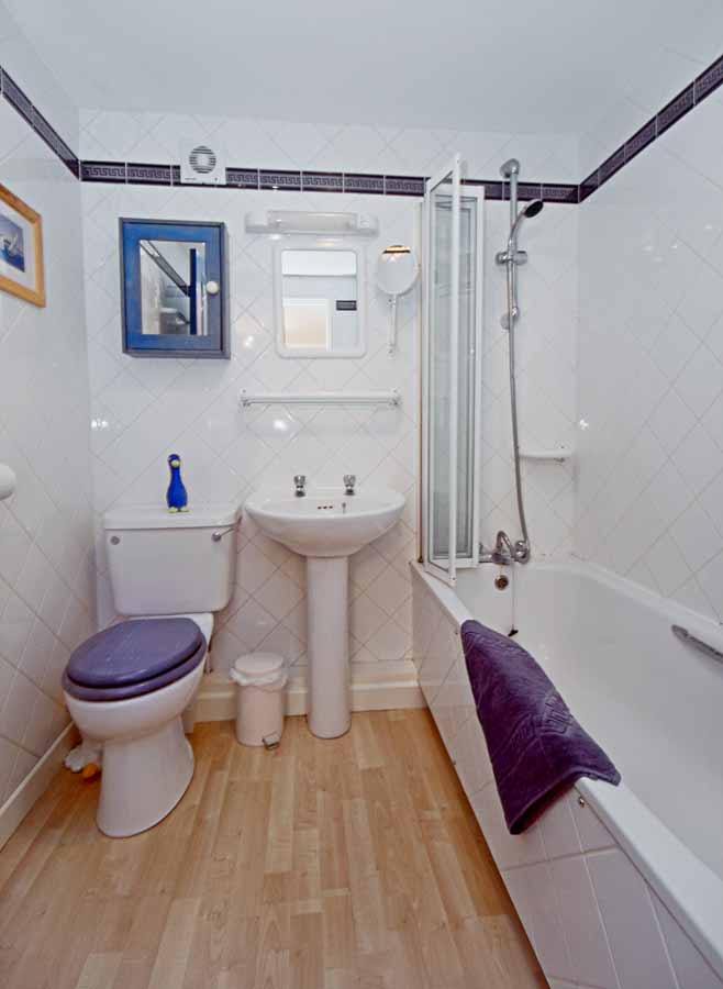 La Pointe Farm - Guernsey Self Catering - Perelle Apartment - Bathroom