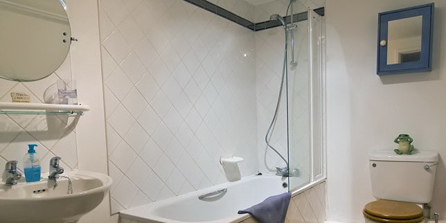 La Pointe Farm - Guernsey Self Catering - Rocquaine Apartment - Bathroom