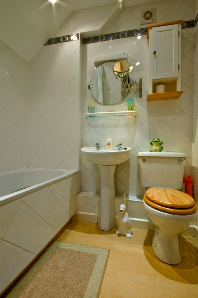 La Pointe Farm - Guernsey Self Catering - Vazon Apartment - Bathroom
